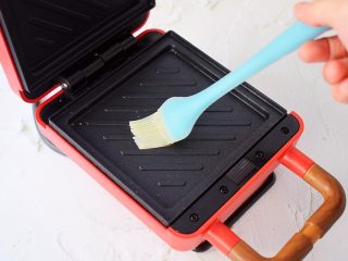 3、自制三明治,等指示灯灭时双面各刷一层食用油