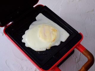 7、自制三明治,盖上上盖，煎熟后盛出备用