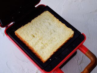 8、自制三明治,三明治机放入一片吐司片