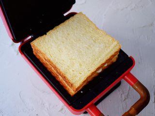 12、自制三明治,最上面再放入一片吐司片