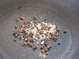 2、自制椒盐芝麻烧饼,平底锅内放入花椒和5g的盐，小火慢慢将花椒焙出香气，然后盛出擀成细末。