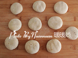 8、自制椒盐芝麻烧饼,以不露馅、不露油为准则包成饼状（两头切口往中间对折，然后揉两下不露馅了就可以了）。