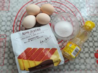 1、草莓蛋糕盒子,准备好做蛋糕的材料