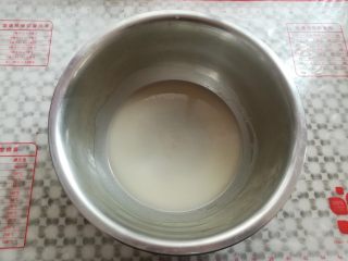 3、草莓蛋糕盒子,准备一只干净的小盆，依次放入水，奶粉，糖10克，玉米油，用手动打蛋器快速搅拌到盆内液体完全乳化