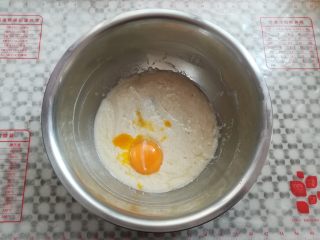 6、草莓蛋糕盒子, 面糊里先加入一个蛋黄
