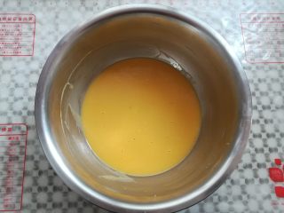 8、草莓蛋糕盒子,蛋黄糊搅拌好，放一边备用