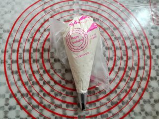 21、草莓蛋糕盒子,淡奶油装入裱花袋，我用的中号8齿裱花嘴，挤出来的淡奶油比较厚