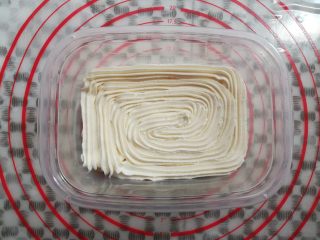 23、草莓蛋糕盒子,淡奶油铺满蛋糕胚，淡奶油觉得厚了可以用叶子花嘴挤出来比较薄