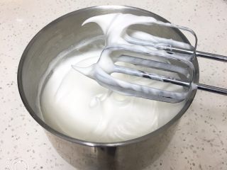 4、蔓越梅蛋糕卷,蛋白蓬发，细腻光滑再加入最后的细砂糖。