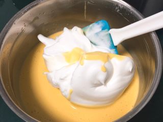 10、蔓越梅蛋糕卷,取三分之一的蛋白进蛋黄糊中。