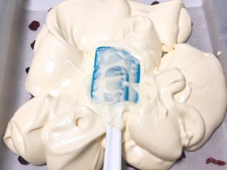 15、蔓越梅蛋糕卷,将蛋糕糊倒入金盘中。