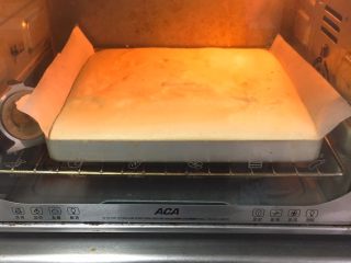 18、蔓越梅蛋糕卷,烤制20分钟。