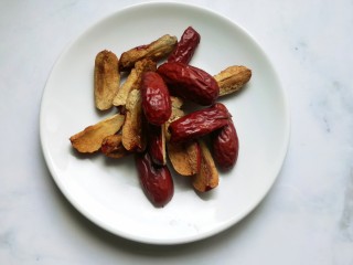 3、红豆薏仁小米粥,红枣去核。