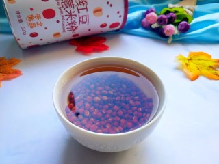 4、红豆薏仁小米粥,红豆用开水浸泡2小时。