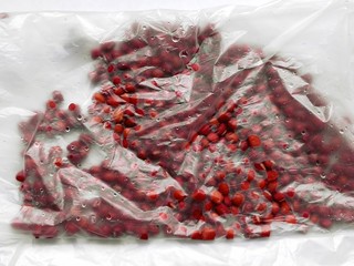 5、红豆薏仁小米粥,红豆用保鲜袋装好，放入冰箱冷冻两小时。