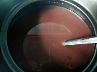 8、红豆薏仁小米粥,煮至粘稠，关火焖10分钟。