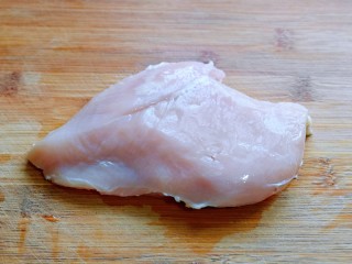 2、糯米藜麦鸡胸时蔬烧菜,鸡胸肉洗干净。
