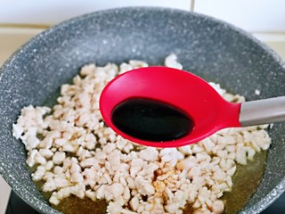 7、糯米藜麦鸡胸时蔬烧菜,加入生抽提鲜。