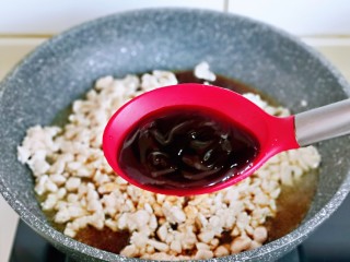 8、糯米藜麦鸡胸时蔬烧菜,再加入蚝油上色,按个人口味加入盐。