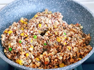 12、糯米藜麦鸡胸时蔬烧菜,翻炒均匀。盛出备用。