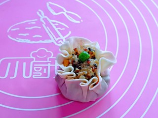 16、糯米藜麦鸡胸时蔬烧菜,虎口手法捏起来,露出一点馅料更好看,如图。