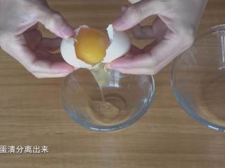 2、超详细马卡龙教程,开始前先将蛋清分离出来，建议大家一次多分点蛋清出来，一次需要用到60克蛋清，但马卡龙是需要练习的，你估摸一下你能做多少次，因为蛋清要在冰箱放好几天再用，你弄太少了，到时万一一次成功不了，又要重新分蛋清，又要等好几天；