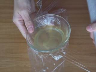 3、超详细马卡龙教程,盖一层保鲜膜；