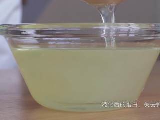 7、超详细马卡龙教程,液化完的蛋清失去了弹性，很好称量具体的重量，放在TPT（杏仁粉和糖粉的混合物）里也很容易搅拌开，如果你直接用新鲜蛋清的话，弹性太大，搅拌会比较困难，如果实在偷懒，想用新鲜蛋清的话（建议新手不要这样做），建议把蛋清打散了再用；