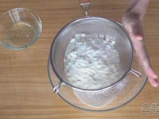 16、超详细马卡龙教程,有些杏仁粉是超级超级细的，那种也可以不过筛，但我为了保证成品表面更光滑，不管什么样的杏仁粉我都会过筛一遍；