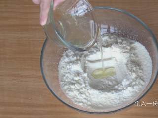 18、超详细马卡龙教程,倒一份蛋清进去；