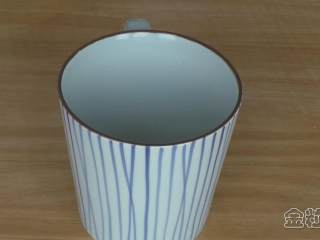 25、超详细马卡龙教程,准备一个合适的杯子，杯口不要太大，也不要太小，跟裱花袋尺寸相接近就行；