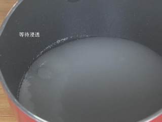 30、超详细马卡龙教程,等细砂糖被纯净水慢慢浸透，这个过程很快；