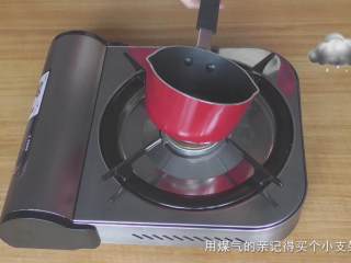 31、超详细马卡龙教程,悲催的我忘了买个小支架，锅太小，固定不住，你们用煤气的话，记得买个小支架哦；