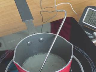 33、超详细马卡龙教程,放入温度计；