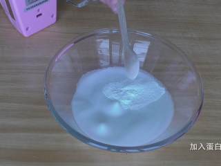 37、超详细马卡龙教程,蛋清打至细腻的状态后，加入蛋白粉；