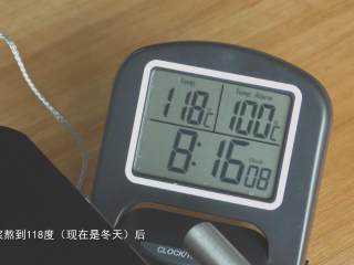40、超详细马卡龙教程,随时观察温度计，糖浆熬到118摄氏度的时候，立刻关火拿走糖浆；