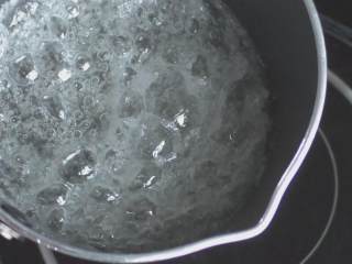 42、超详细马卡龙教程,熬好的糖浆有很多结晶，一点也不透亮；