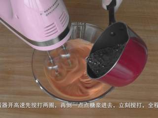 44、超详细马卡龙教程,打蛋器开高速先搅打两圈，再倒一点点糖浆进去，立刻搅打，全程高速，打蛋器不要停，糖浆不要倒在打蛋头上了，倒在蛋白上；