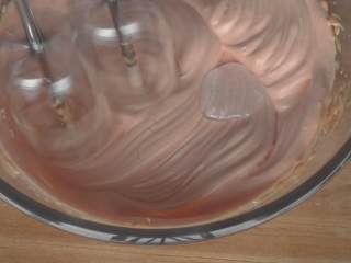 45、超详细马卡龙教程,刚开始倒少量的糖浆进去立刻搅打均匀，后面可以慢慢多倒点糖浆进去，我大概分10次左右倒进去的，再提醒一遍打蛋器在这个过程中不要停，糖浆倒进去之后要立刻马上高速搅拌到蛋白里，直到所有糖浆都倒完，最后一点遗留在锅倒不出来的糖浆可以不要了，但不要遗留太多了；