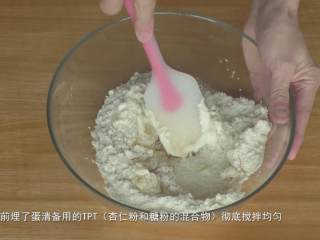 52、超详细马卡龙教程,接下来我们迅速把之前埋了蛋清备用的TPT搅拌均匀细腻；