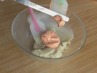 60、超详细马卡龙教程,先加三分之一的蛋白霜到TPT里；