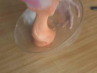 68、超详细马卡龙教程,接着翻拌，直到蛋白霜全部拌入TPT里；