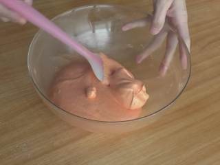 69、超详细马卡龙教程,最后把剩余的蛋白霜全部加入TPT；