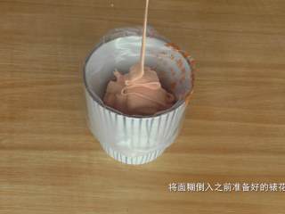 73、超详细马卡龙教程,将搅拌好的面糊倒入之前准备好的裱花袋里；