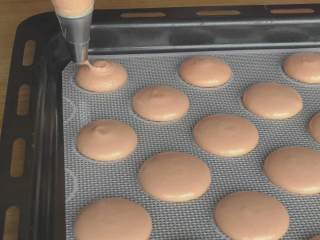 79、超详细马卡龙教程,依次挤满硅胶垫；