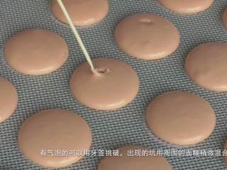 81、超详细马卡龙教程,有气泡的可以用牙签挑破，出现的坑用周围的面糊稍微混合一下；