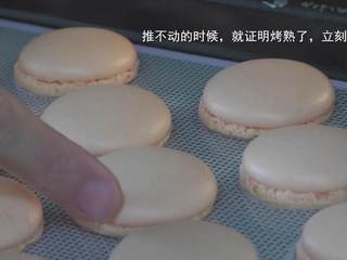 90、超详细马卡龙教程,我们再打开烤箱门推一下饼身，推不动了就代表熟了，马上出炉，关烤箱；