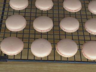 94、超详细马卡龙教程,饼身全部取下来；