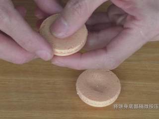 95、超详细马卡龙教程,将饼身底部稍微按压进去，为了夹更多的馅，也能帮助她尽快回潮；