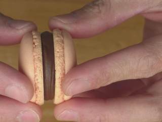 97、超详细马卡龙教程,取另外一个饼身，按压到合适的状态；